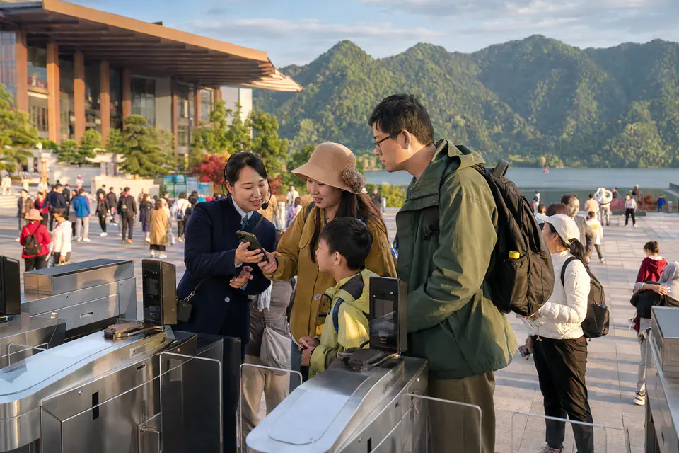 旅行社、景区与预约服务界面效果